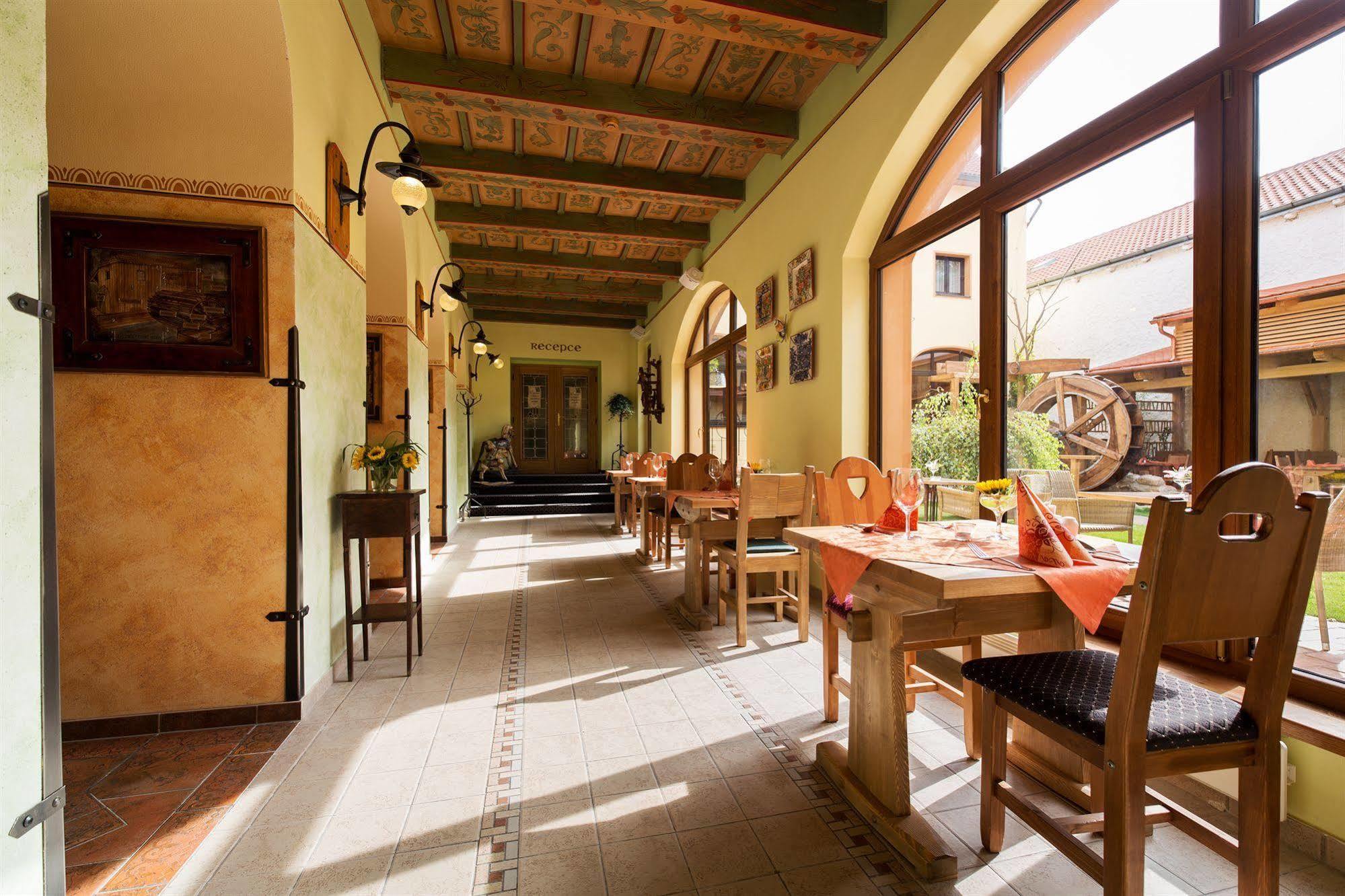 Hotel Selsky Dvur - Bohemian Village Courtyard Praha Restaurant bilde